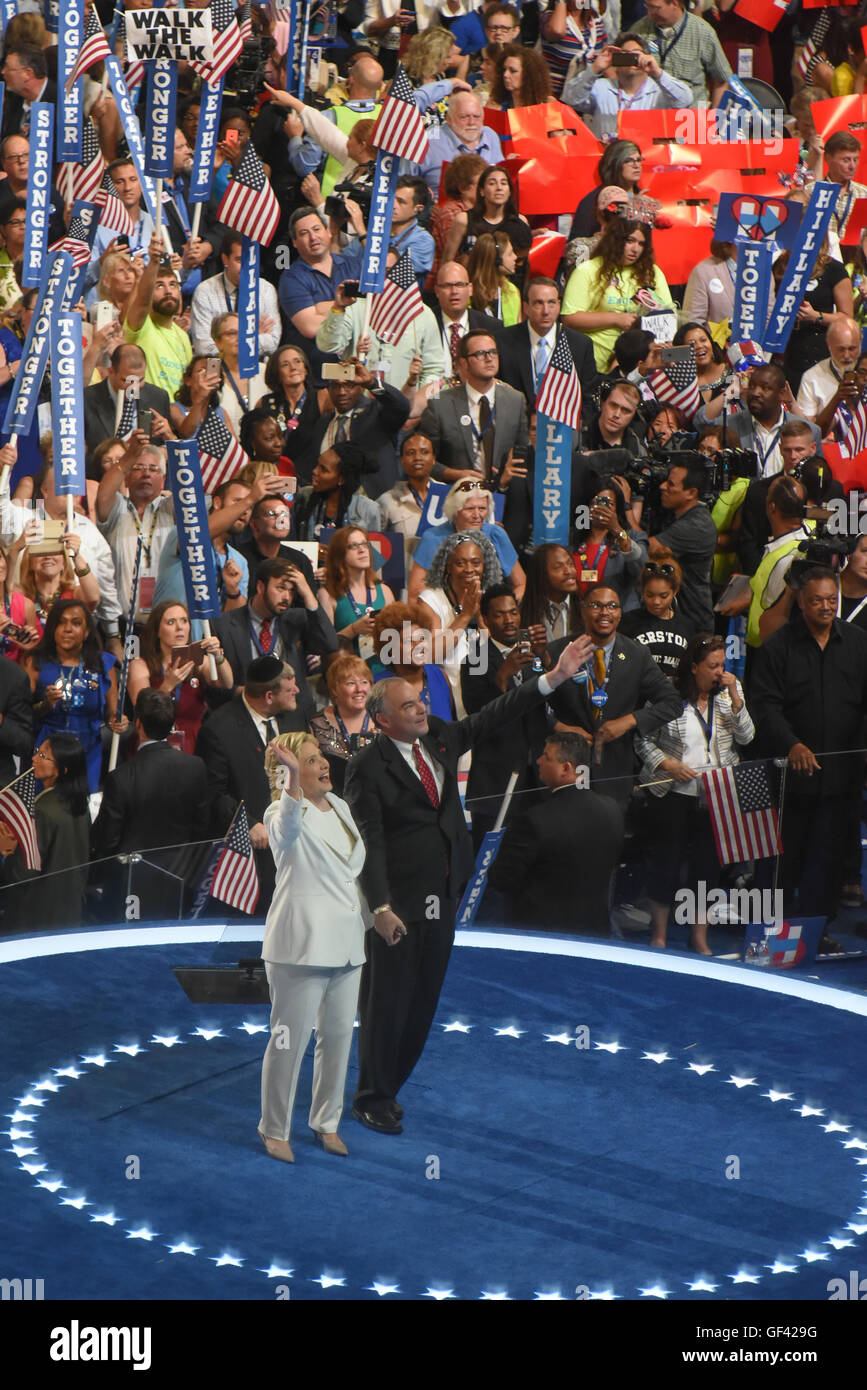 Philadelphia, Pennsylvania, USA. 28. Juli 2016. Hillary Clinton und Tim Kaine umarmen und feiern den Abschluss des demokratischen nationalen Konvention: Don Mennig/Alamy Live News Stockfoto