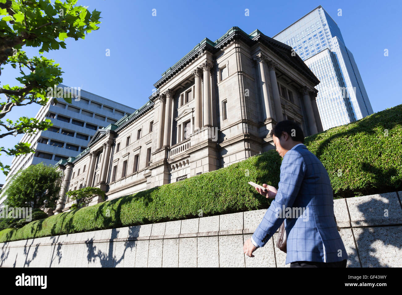 Tokio, Japan. 29. Juli 2016. Ein Mann geht vorbei an der Bank of Japan am 29. Juli 2016, Tokio, Japan. Der Nikkei 225 Stock Average geschlossen bis 0,56 Prozent oder 92,43 Punkte auf 16,569.27 erholt sich von früheren Verluste nach negativen Reaktion der Bank von Japan schwächer als erwartete Reiz. Bildnachweis: Rodrigo Reyes Marin/AFLO/Alamy Live-Nachrichten Stockfoto