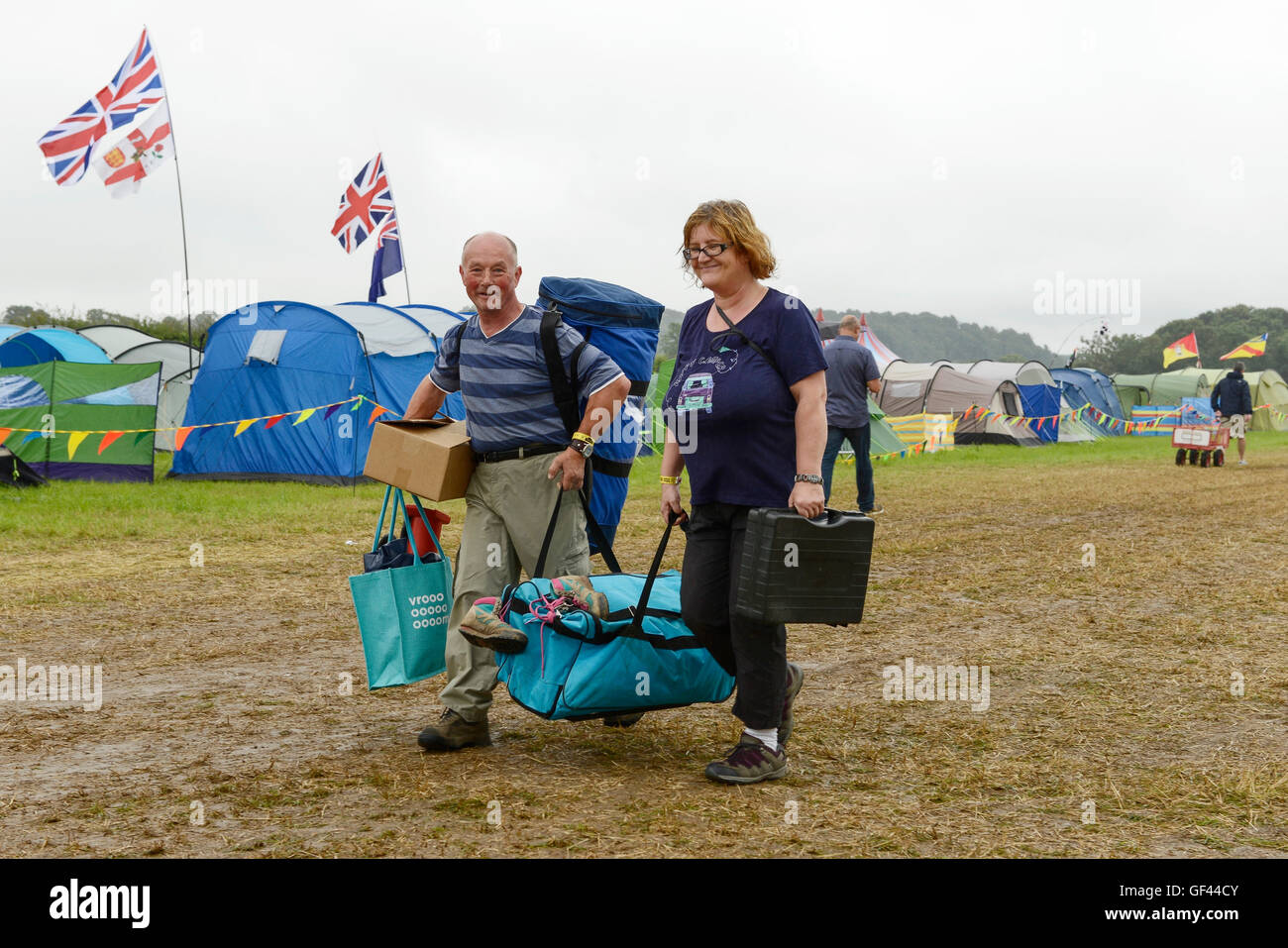 Carfest Nord, Bolesworth, Cheshire, UK. 29. Juli 2016. Menschen, die ihren Weg auf einem der Campingplätze. Die Veranstaltung ist die Idee von Chris Evans und Funktionen 3 Tage von Autos, Musik und Unterhaltung mit einem Gewinn an die Stiftung Kinder in Not gespendet. Bildnachweis: Andrew Paterson/Alamy Live-Nachrichten Stockfoto