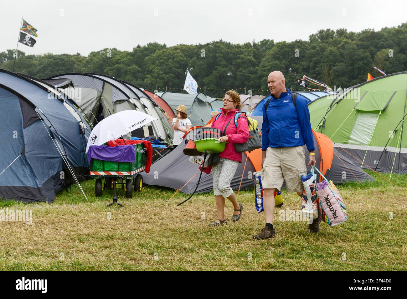 Carfest Nord, Bolesworth, Cheshire, UK. 29. Juli 2016. Menschen, die ihren Weg auf einem der Campingplätze. Die Veranstaltung ist die Idee von Chris Evans und Funktionen 3 Tage von Autos, Musik und Unterhaltung mit einem Gewinn an die Stiftung Kinder in Not gespendet. Bildnachweis: Andrew Paterson/Alamy Live-Nachrichten Stockfoto