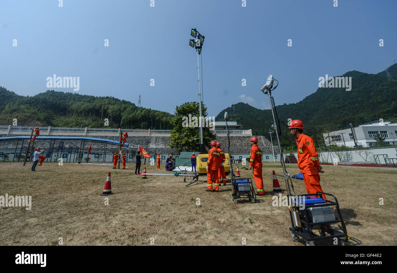 Jiande, China Zhejiang Provinz. 29. Juli 2016. Rettungskräfte installieren Notbeleuchtung Anlage während einer emergency Disaster Relief Bohrmaschine in Jiande, Ost-China Zhejiang Provinz, 29. Juli 2016. Der Drill, die durch multilaterale Kräfte einschließlich der Bergrettung, bewaffnete Kraft-Abteilung, Verkehr Polizei, Wasser-Notfallrettung-Center und die State Grid Corporation of China verbunden war, ist zur Verbesserung der koordinierten Betrieb zwischen diesen Kräften tritt Flut und Erdrutsch. Bildnachweis: Xu Yu/Xinhua/Alamy Live-Nachrichten Stockfoto