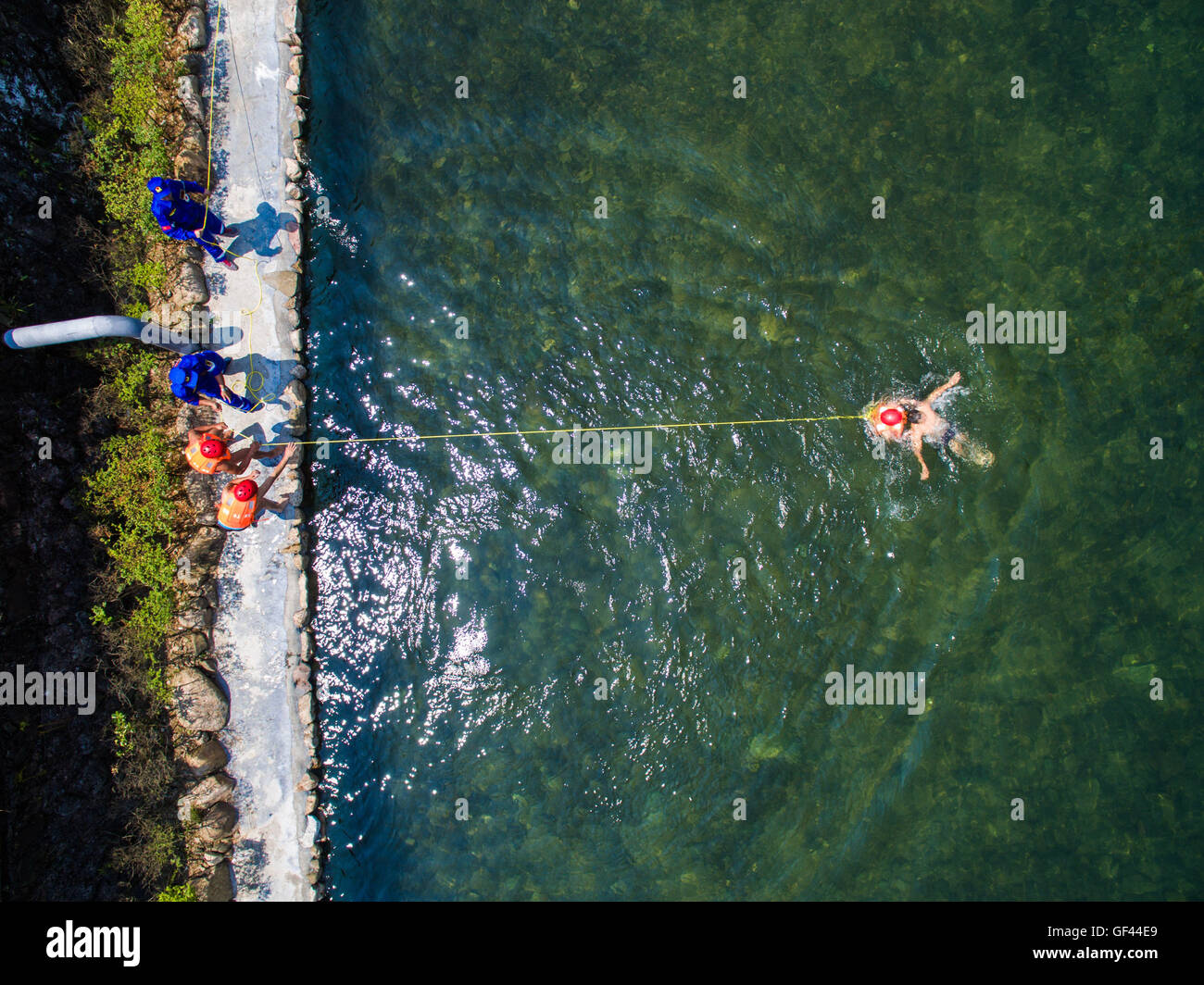 Jiande, China Zhejiang Provinz. 29. Juli 2016. Rettungskräfte retten einer Person aus dem Fluss bei einem Notfall Katastrophenhilfe Bohren Jiande, Ost-China Zhejiang Provinz, 29. Juli 2016. Der Drill, die durch multilaterale Kräfte einschließlich der Bergrettung, bewaffnete Kraft-Abteilung, Verkehr Polizei, Wasser-Notfallrettung-Center und die State Grid Corporation of China verbunden war, ist zur Verbesserung der koordinierten Betrieb zwischen diesen Kräften tritt Flut und Erdrutsch. Bildnachweis: Xu Yu/Xinhua/Alamy Live-Nachrichten Stockfoto