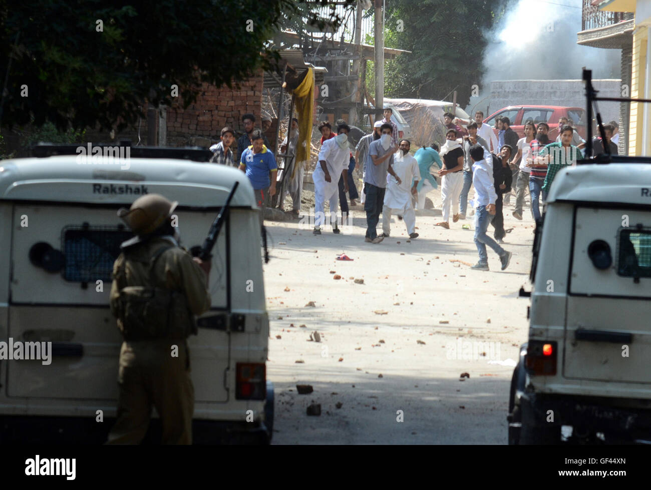 Srinagar, indische verabreicht Kaschmir. 29. Juli 2016.Indian Polizisten versuchen, Rubber Bullet auf Kashmiris Demonstranten während des Protestes gegen den Marsch des Büros der Vereinten Nationen militärische Beobachter-Gruppe (UNMOGIP) IndianPolice Feuer feuerte Tränengas und hölzerne Stöcke verwendet, um die Demonstranten zu zerstreuen. Aber Jugendliche später, zusammengefasst in Straßen und kollidierte mit der Polizei, hurling Felsen auf sie abzielt, protest gegen die Tötung von unschuldigen im Tal. Bildnachweis: Sofi Suhail/Alamy Live-Nachrichten Stockfoto