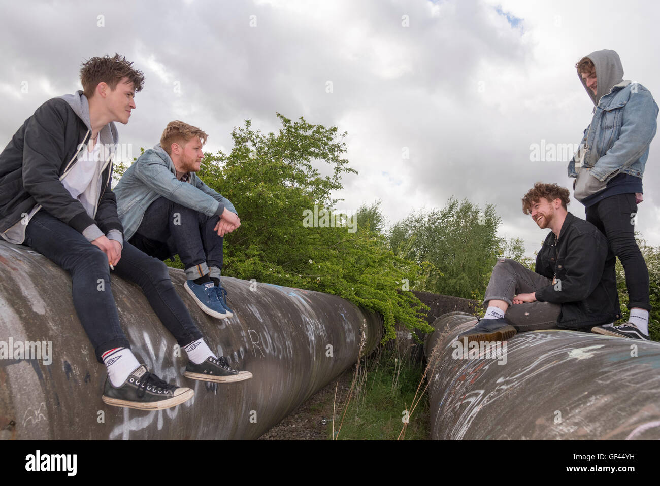 Penketh. Warrington. England. Datei-Bilder vom 19. Mai 2015. Bisher unveröffentlichte bis heute 29. Juli 2016 Bilder der Band Viola Strand von Warrington entspannend in Fiddlers Ferry neben der Iver Mersey. L r. Fluss Reeves, Tom Lowe, Kris Leonard und Jack Dakin. Die Jungs alle starb bei einem Autounfall während auf Tour in Schweden. Die Viola Strand Debüt-Album posthum veröffentlicht heute. Bildnachweis: John Davidson Fotos/Alamy Live-Nachrichten Stockfoto