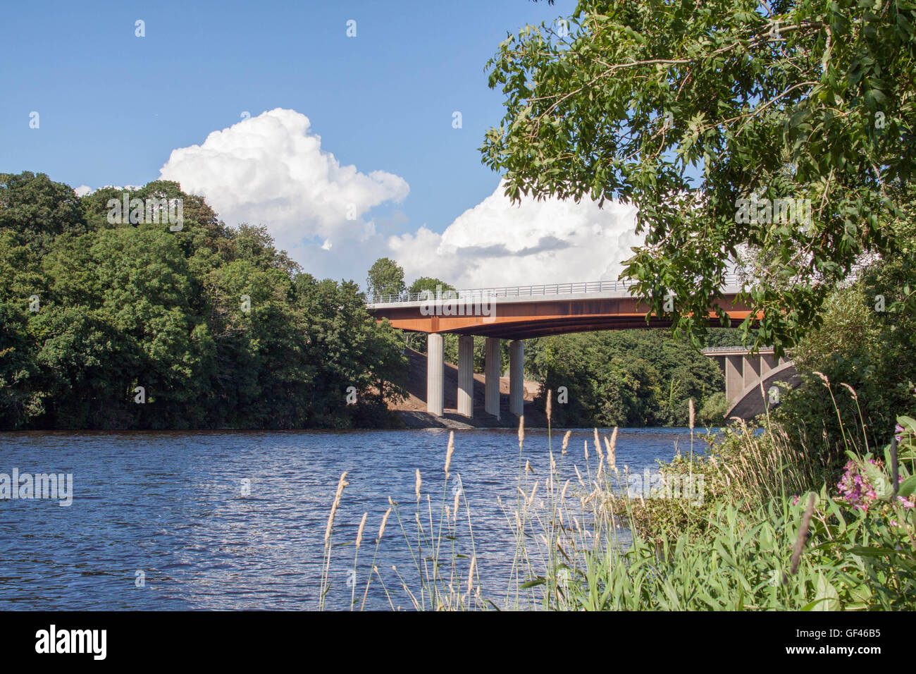 M6, Lancaster, Lancashire, Vereinigtes Königreich. 29. Juli 2016. Der neue M6 Richtung Norden Ausfahrt bei Ausfahrt 34 wird voraussichtlich am Montag, 1. August geöffnet Witj Verkehr Pssin über die zweite Brücke über den Fluss Lune, die als Teil der Bucht Tor errichtet wurde. 4,8 km Dual Carrigae Weg Bay Tor Weg, die gebaut wurde um Linderung Verkehrsstaus in Morecambe und Lancaster Credit: David Billinge/Alamy Live News Stockfoto