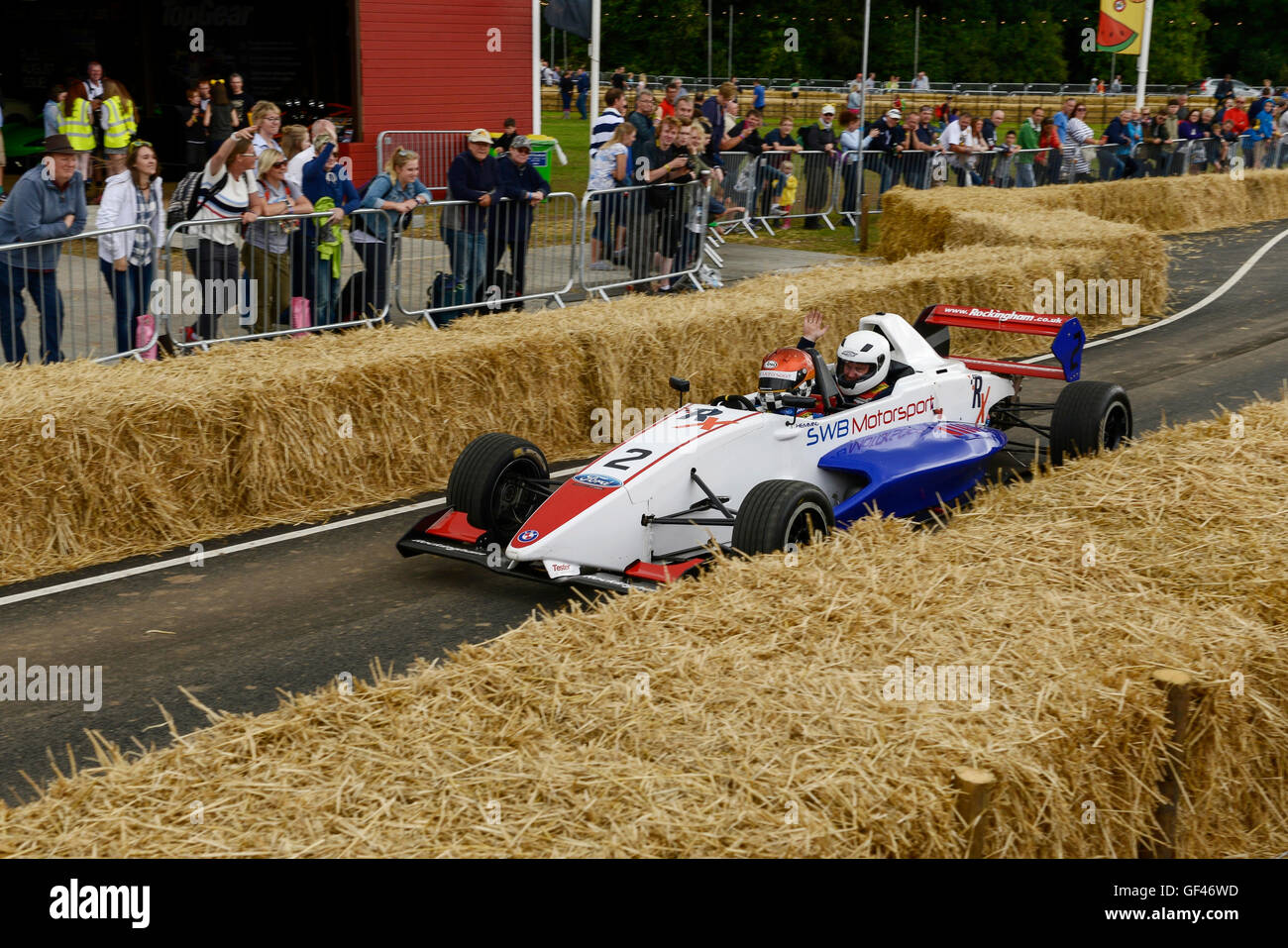 Bolesworth, Cheshire, UK. 29. Juli 2016. Ein 2-Sitzer F1 Auto rund um die Strecke gefahren. Die Veranstaltung ist die Idee von Chris Evans und Funktionen 3 Tage von Autos, Musik und Unterhaltung mit einem Gewinn an die Stiftung Kinder in Not gespendet. Bildnachweis: Andrew Paterson/Alamy Live-Nachrichten Stockfoto