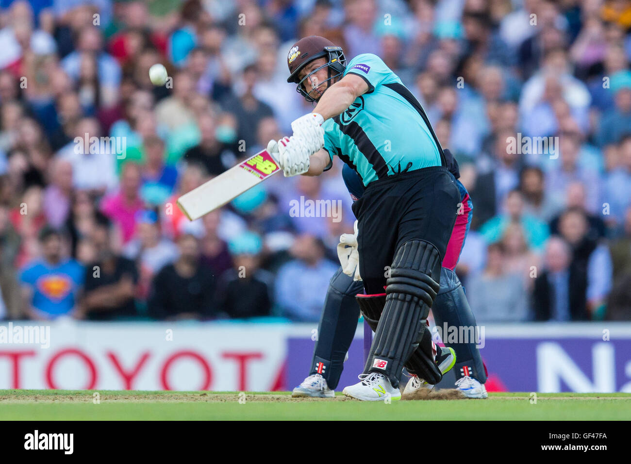 London, UK. 29. Juli 2016. Aaron Finch schlägt sechs Wimper für Surrey im NatWest T20 Blast Spiel gegen Kent in das Oval. Bildnachweis: David Rowe/Alamy Live-Nachrichten Stockfoto