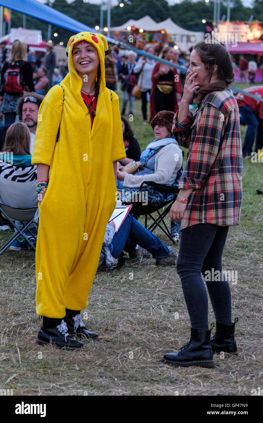 2016 WOMAD Charlton Park, Malmesbury auf 29.07.2016. Im Bild: Eine junge Frau / Mädchen in ein Pokémon Pikachu Onsie. Bild von Julie Edwards Stockfoto