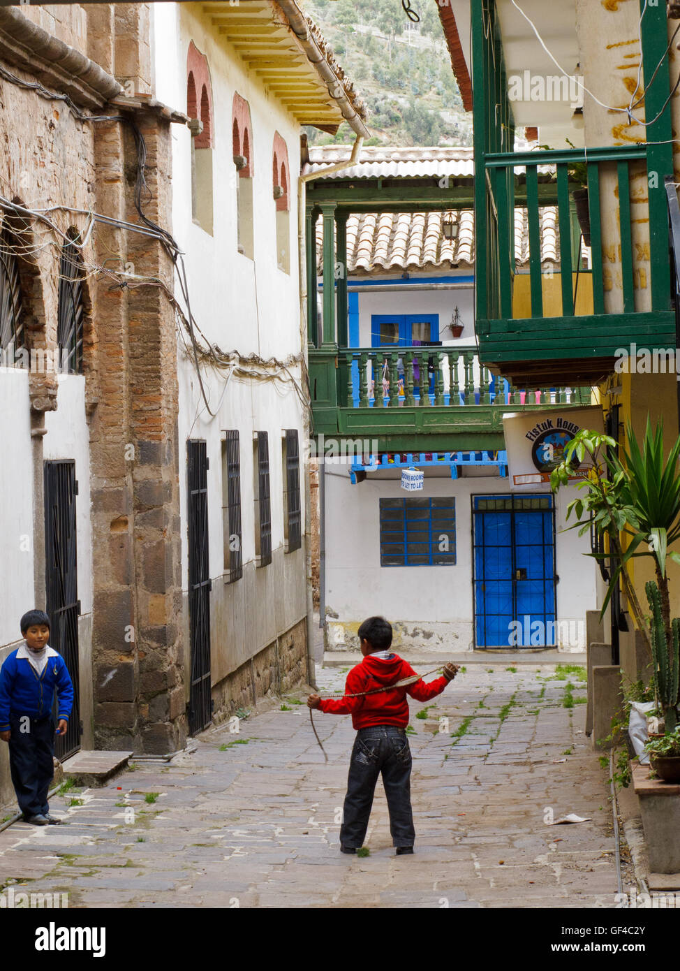 Kinder spielen in einer Ecke der Stadt Cuzco Stockfoto