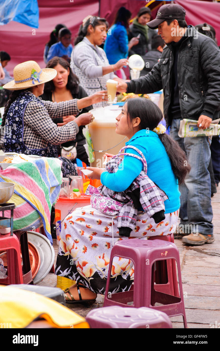 Peruanische Menschen Essen in einen Lebensmittelmarkt in Cuzco Stockfoto