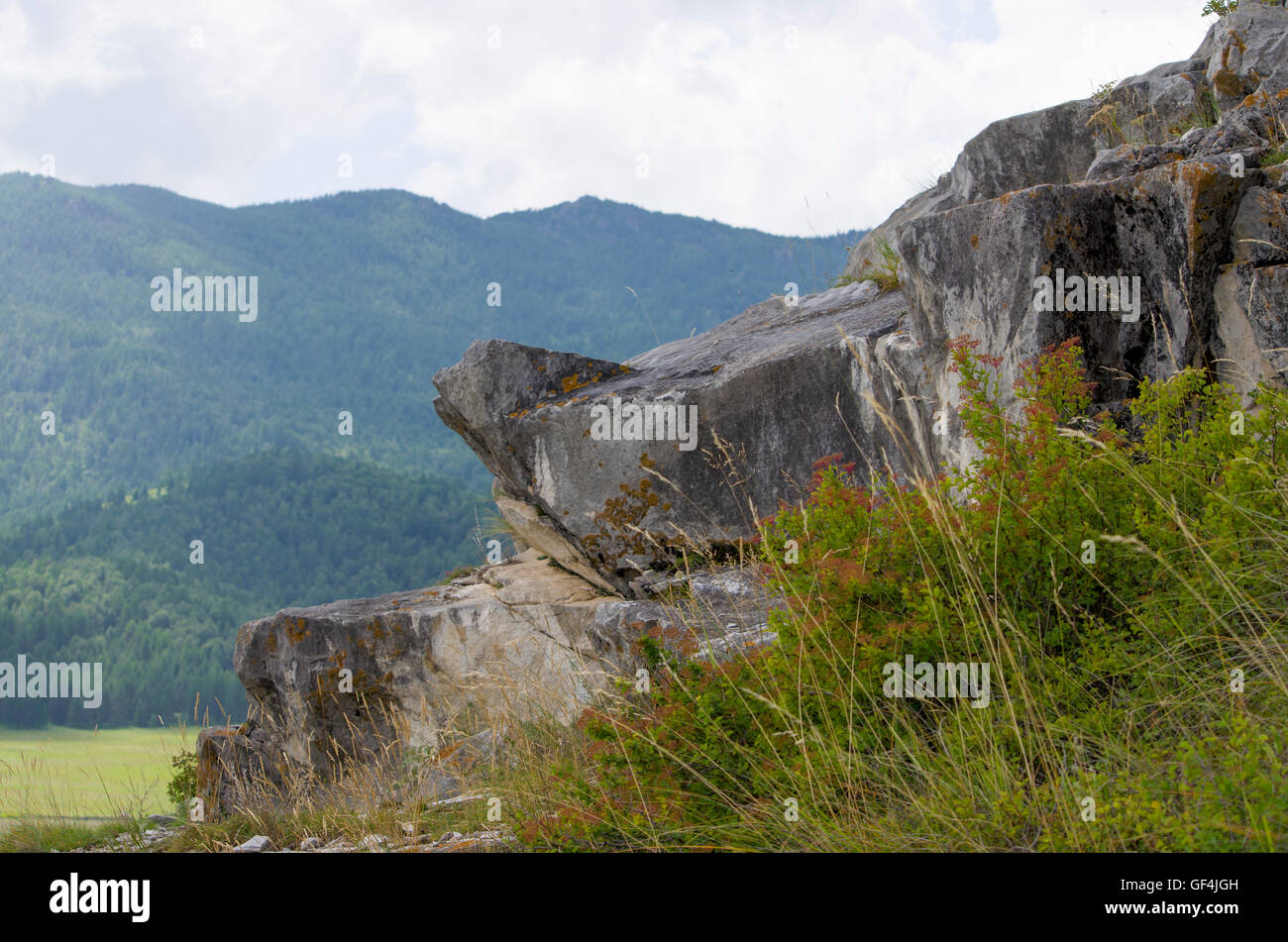 Landschaft des Berges Stein im Sommer gegen den Himmel und die Berge Stockfoto