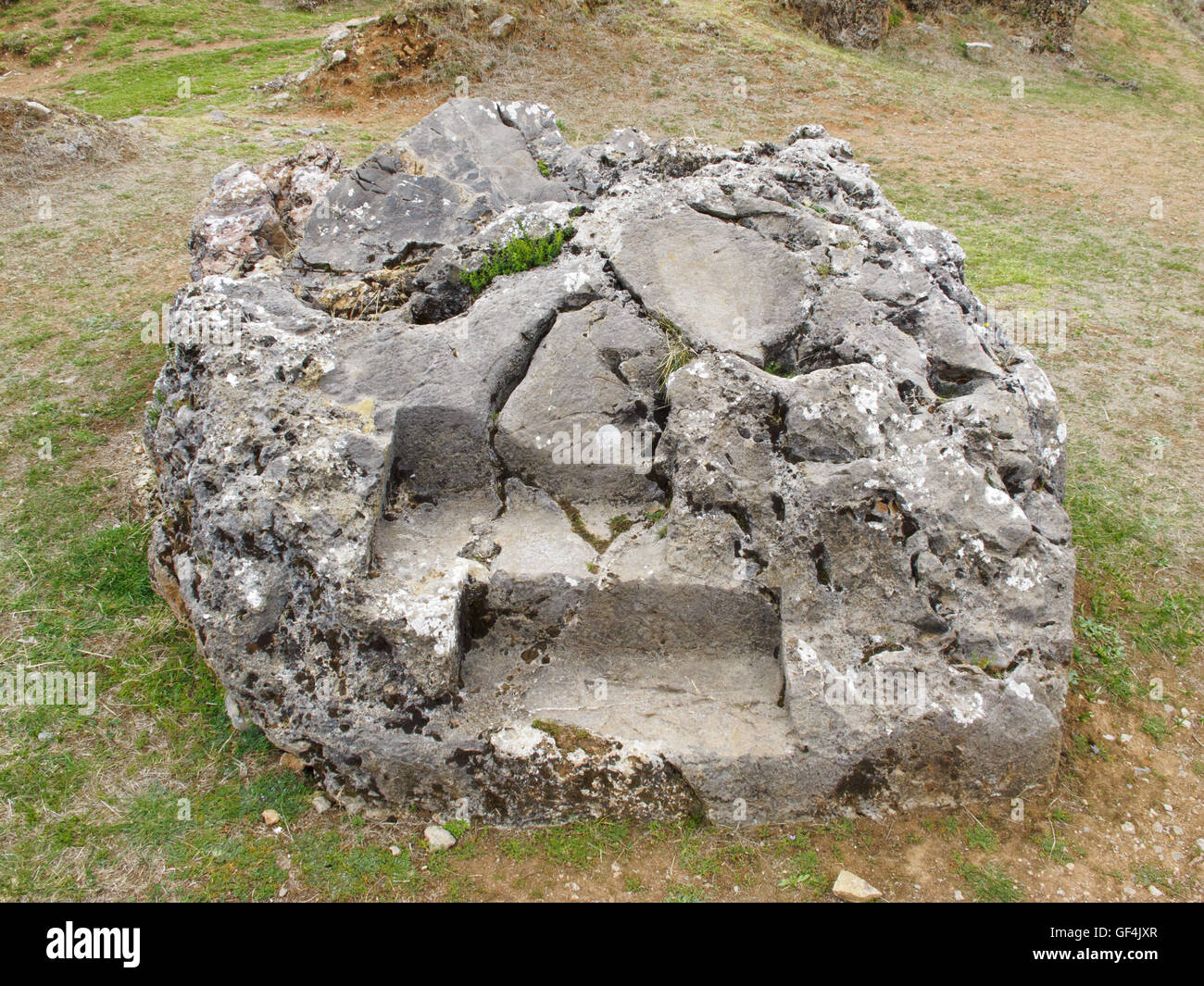 Das Stein-Schneiden von ehemaligen Zivilisation in Chinchero Stockfoto