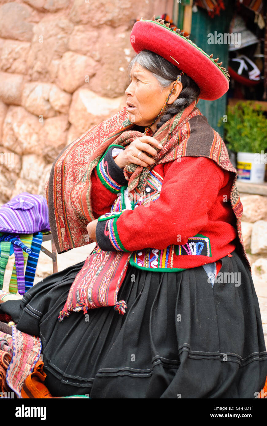 Ein Anden-Indianerin, Verkauf von Kunsthandwerk auf dem Markt in Chinchero Stockfoto