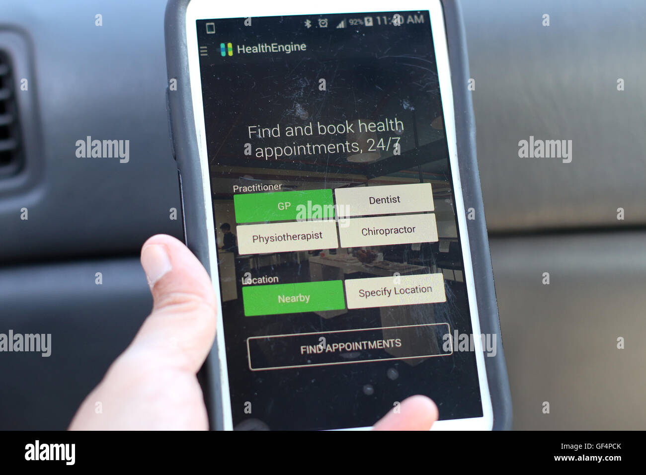 Öffnung der Health Engine-Anwendung auf Android Smartphone-Bildschirm Stockfoto