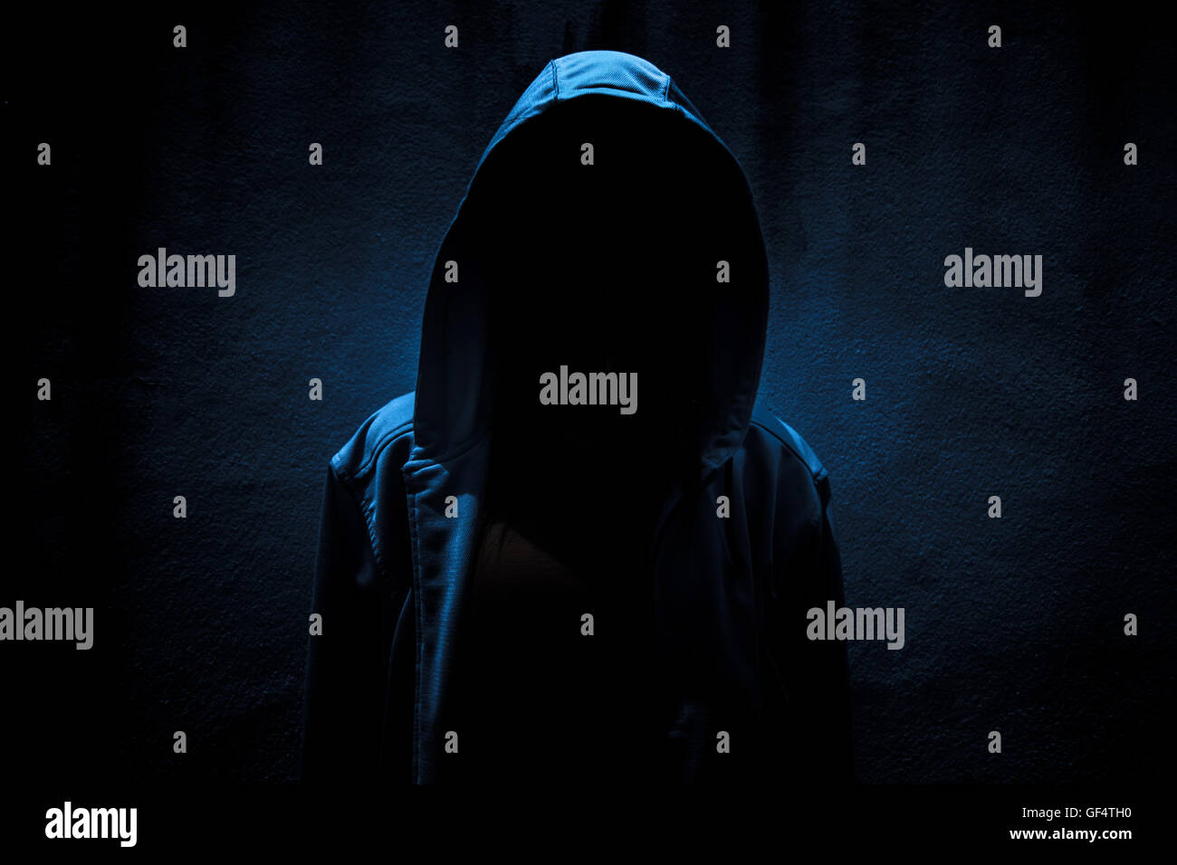 Frau trägt Hoodie versteckt im Hintergrund dunkel, beängstigend für Bucheinband Stockfoto