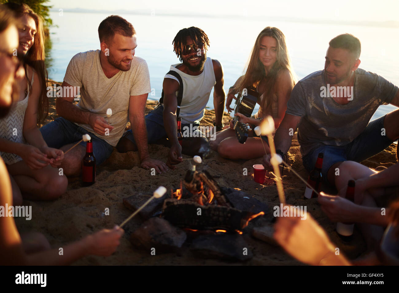 Camper rund um Feuer Stockfoto