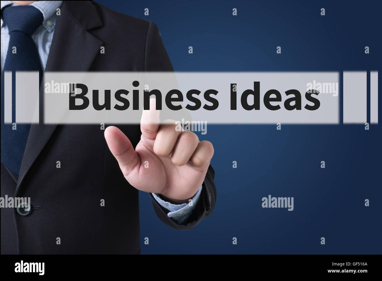 Business Ideen Geschäftsmann Hände berühren auf virtuellen Bildschirm und verschwommene Stadt Hintergrund Stockfoto