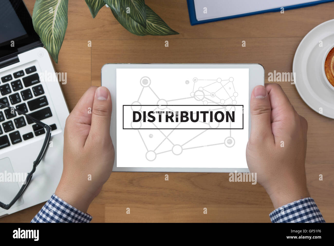 Verteilung Mann Hand Tablet und Kaffeetasse Stockfoto