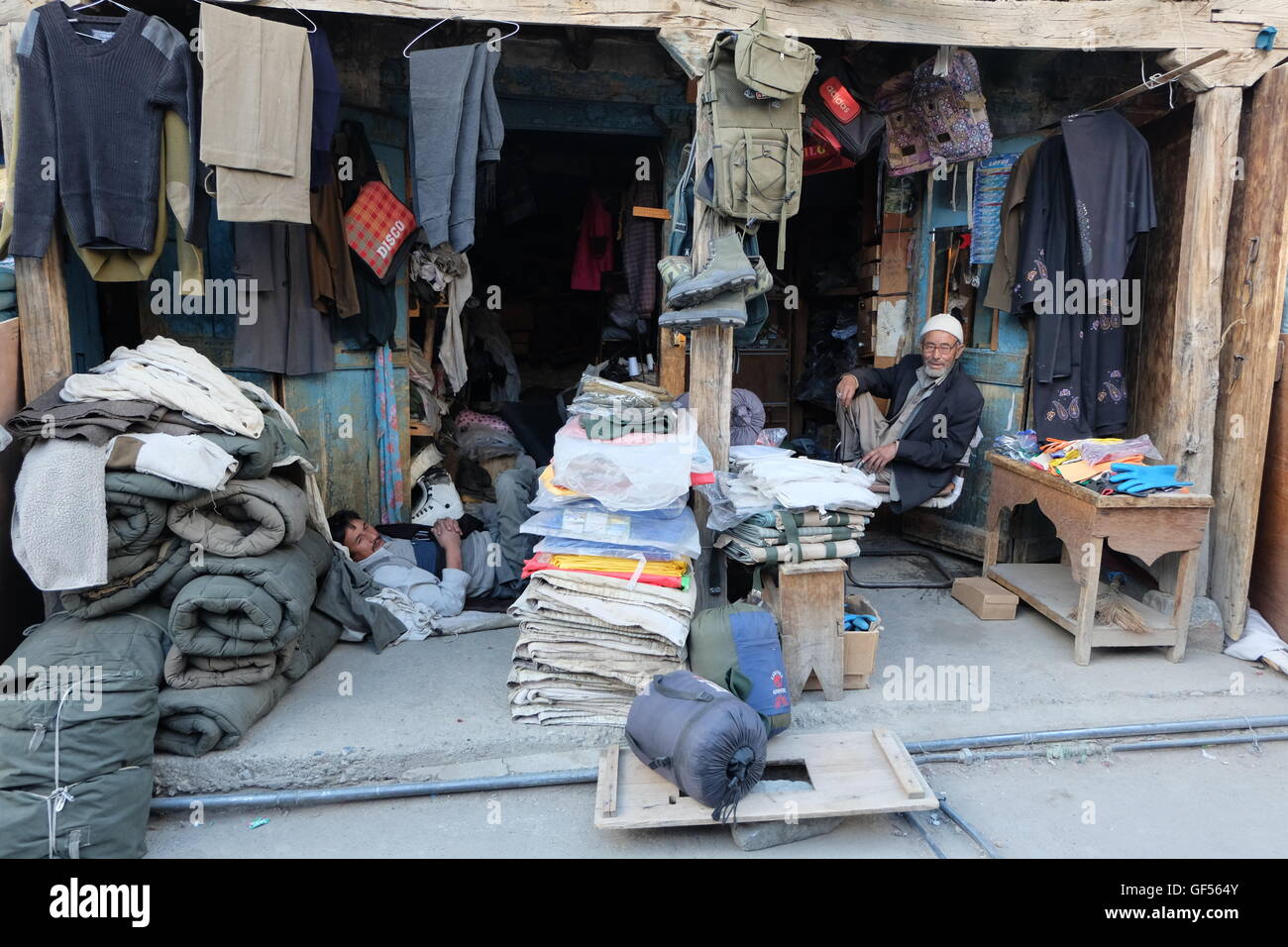 Die Menswear Shop in Kargil Stockfoto