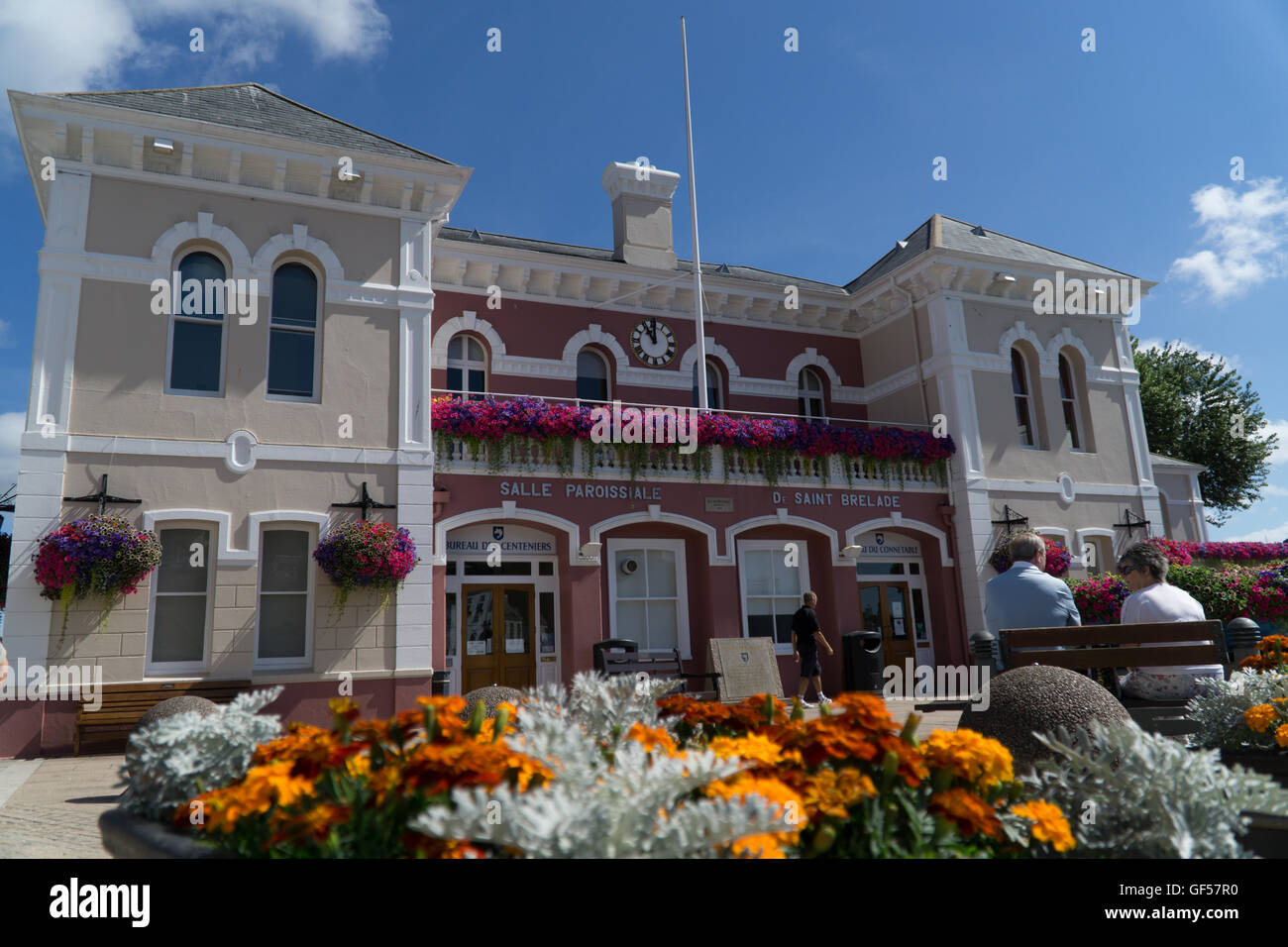 Pfarrkirche Hall des St.Brelade mit einer bunten Blume anzeigen bilden Teil Jersey Inseln "Pfarrei in Bloom" Wettbewerb. Stockfoto