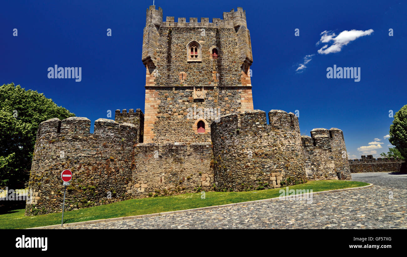 Portugal, Tras-os-Montes: Externe Blick auf die mittelalterliche Burg und Turm von Braganca Stockfoto