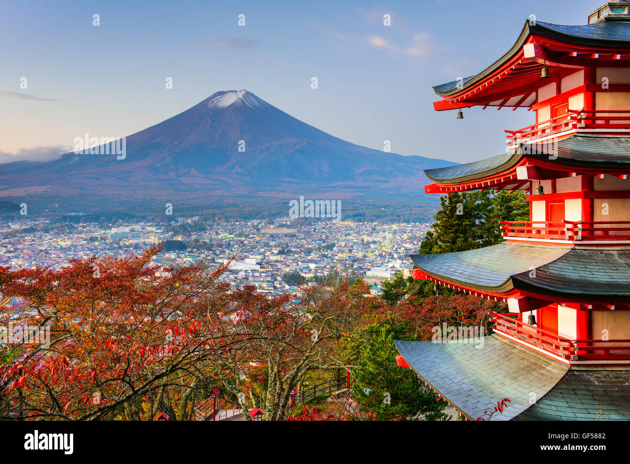 Mt. Fuji, Japan von der Chureito-Pagode im Herbst. Stockfoto