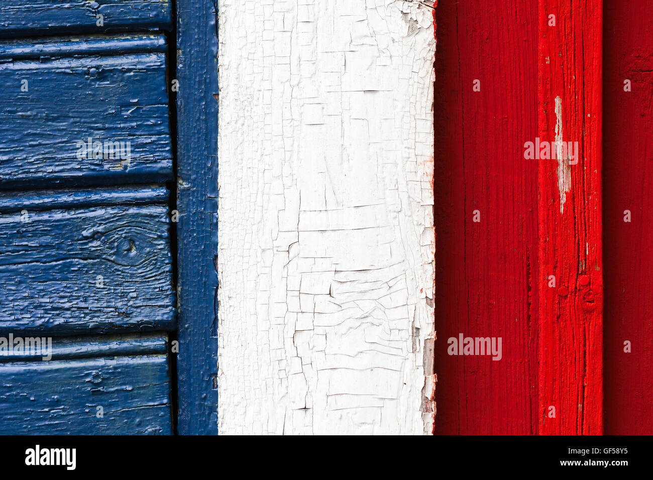 Abstrakte bunte Fragment des ländlichen Holzwand im klassischen skandinavischen Stil mit blauen weißen roten Bereiche. Französische Flagge Farbe sch Stockfoto
