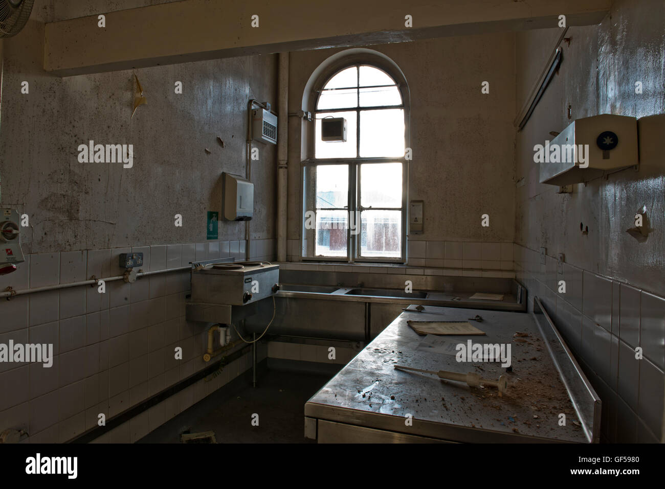 Innere Bild zeigt ein Teil des geschlossenen St Clements Krankenhauses im Londoner East End vor der großen Sanierung. Stockfoto