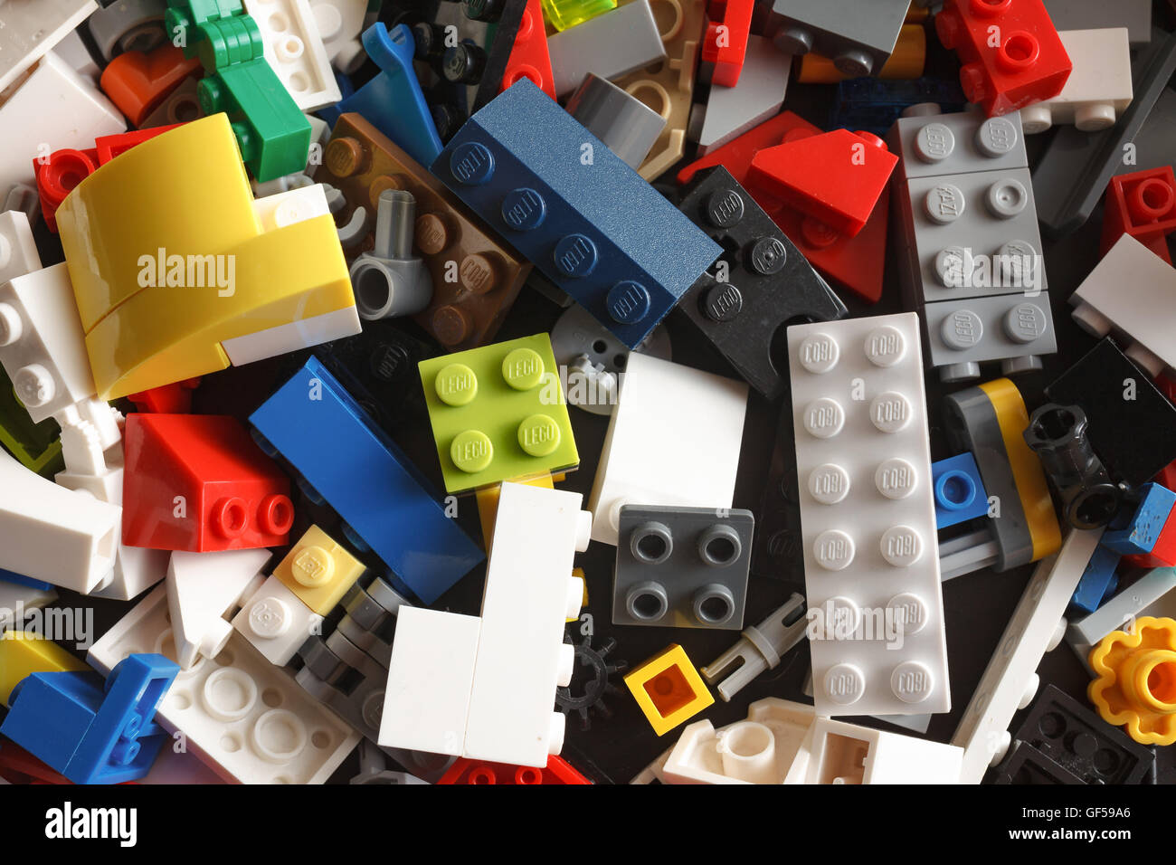 ein Haufen von LEGO Teile in verschiedenen Formen und Farben Stockfoto