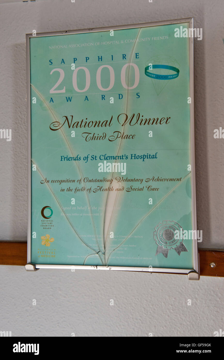 Eine Auszeichnung hängt noch in der geschlossenen St Clements Hospital im Londoner East End vor der großen Sanierung. Stockfoto