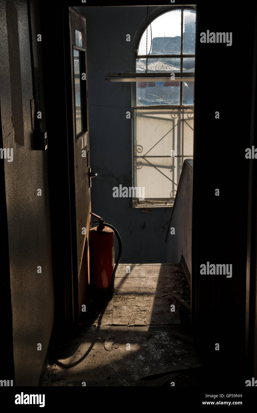 Innere Bild zeigt ein Teil des geschlossenen St Clements Krankenhauses im Londoner East End vor der großen Sanierung. Stockfoto