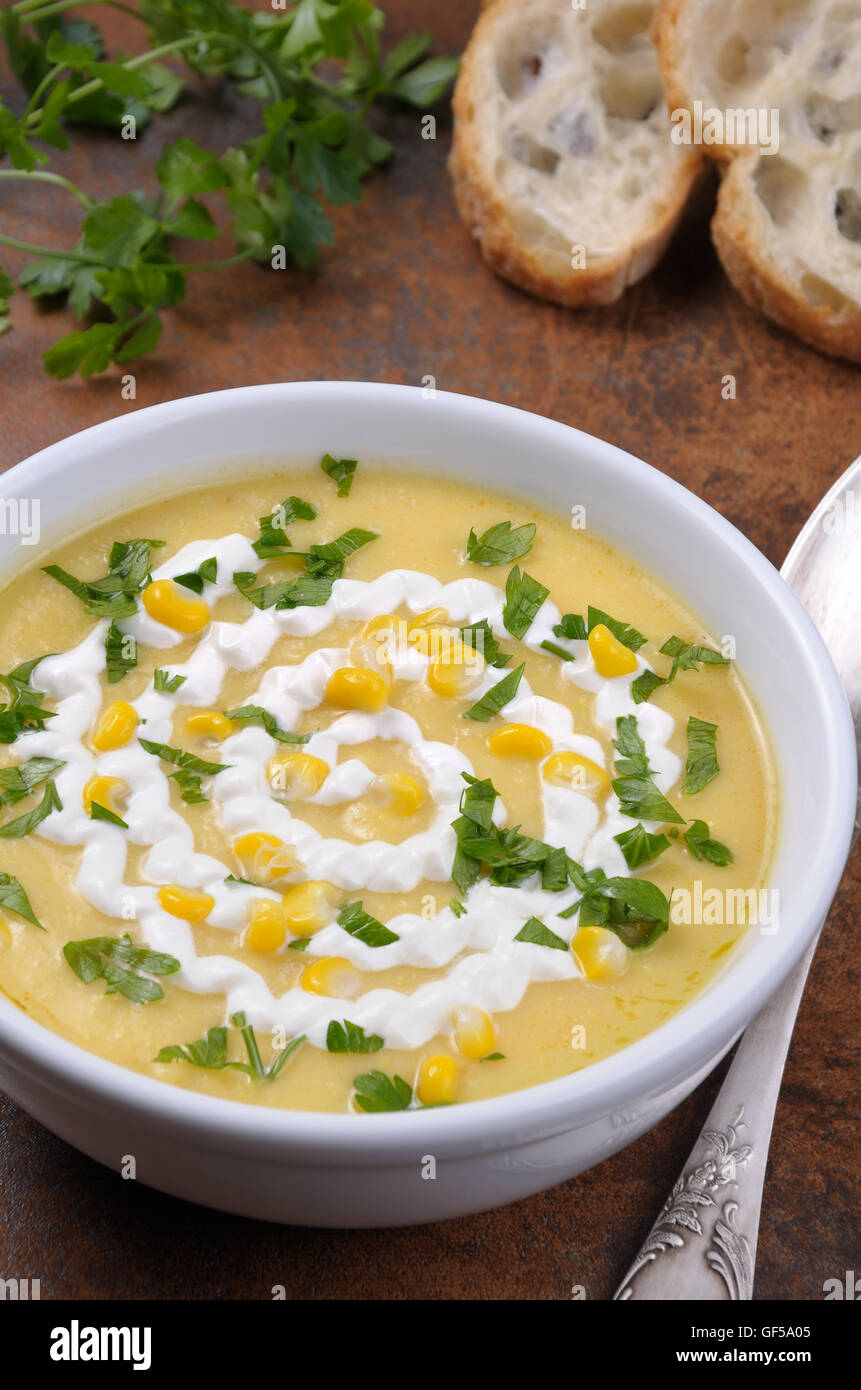 Püree-Suppe Mealies gewürzt mit Getreide, Mais, Petersilie und saure Sahne Stockfoto