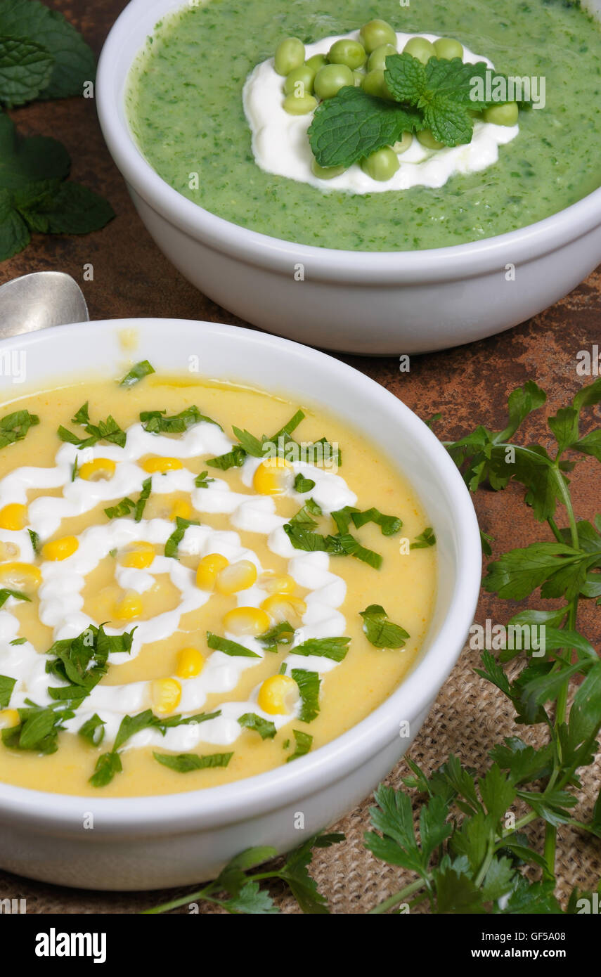 Schüssel mit Püree-Suppe Mealies und Erbsen mit Kräutern Stockfoto