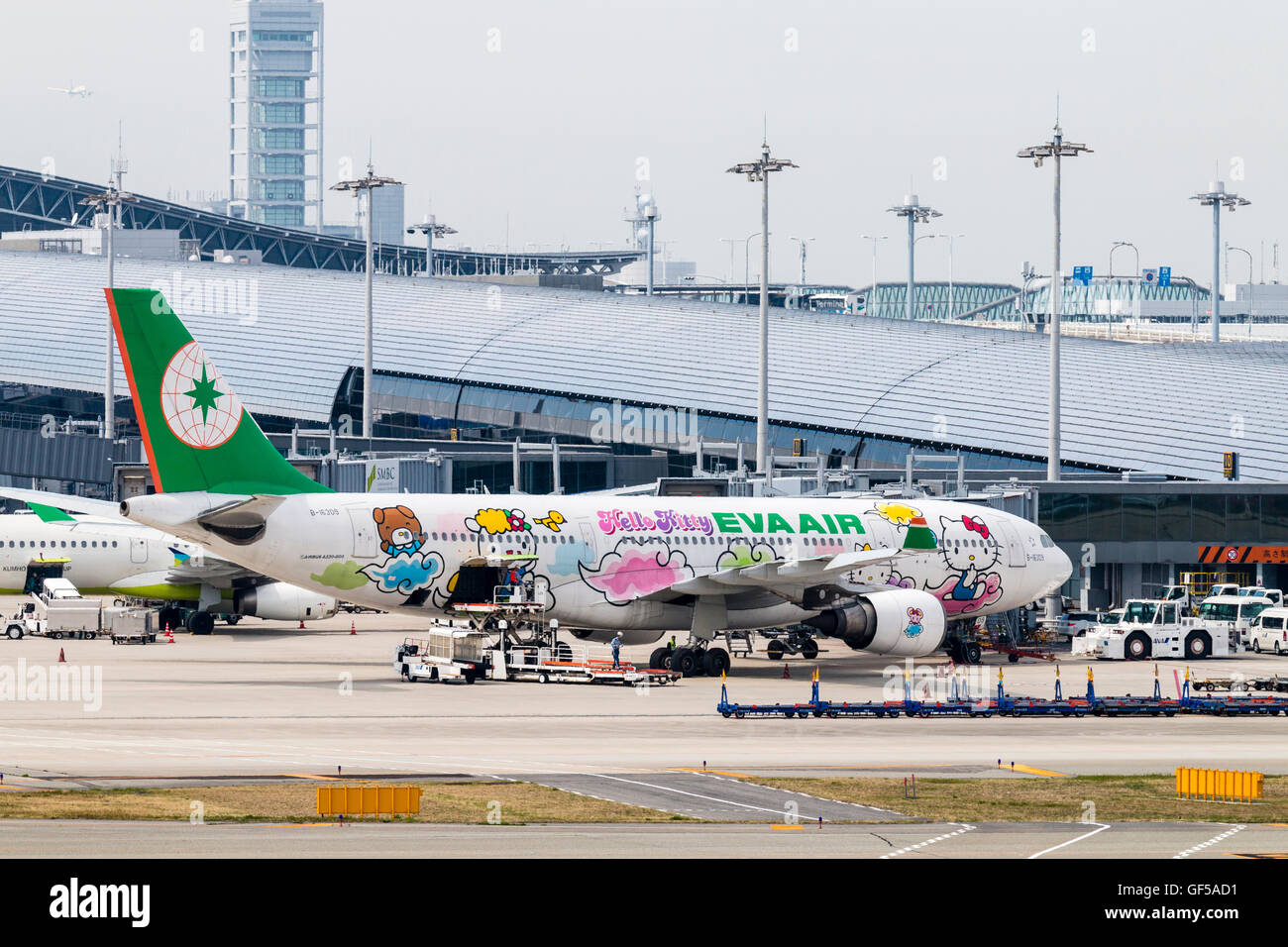 Japan, Osaka, Kansai Airport, KIX. 'Eva Air Airbus A330-200, B 16309, in 'Hello Kitty' Livery am Terminal Gebäude geparkt. Hinterer Gepäckraum Klappe öffnen. Stockfoto