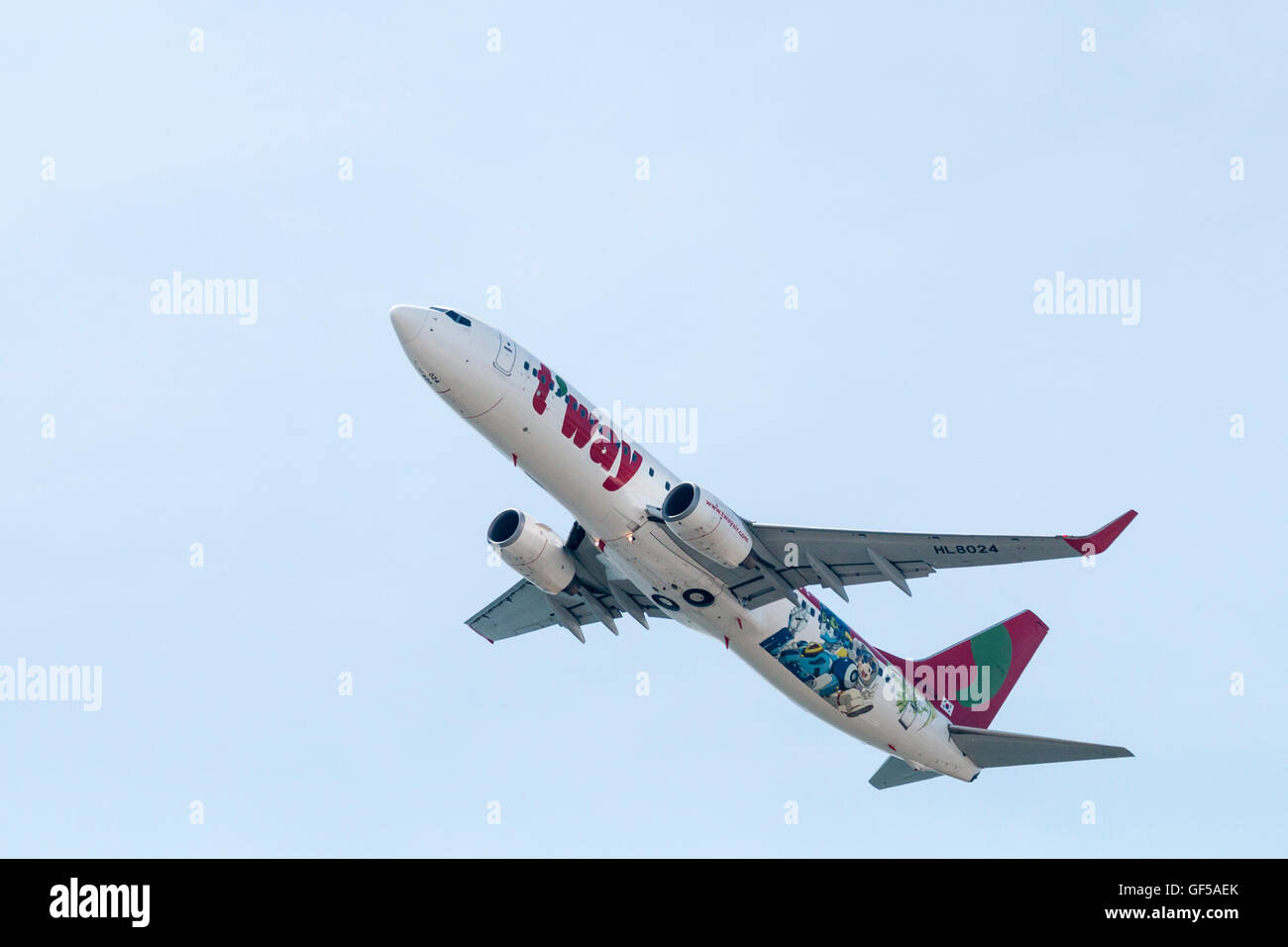 Japan, Osaka, Kansai Airport, KIX. T'art Airlines Boeing 737-800, HL8024, Klettern nach dem Take-off. Anime Karton Zeichen auf Rumpf gemalt. Stockfoto