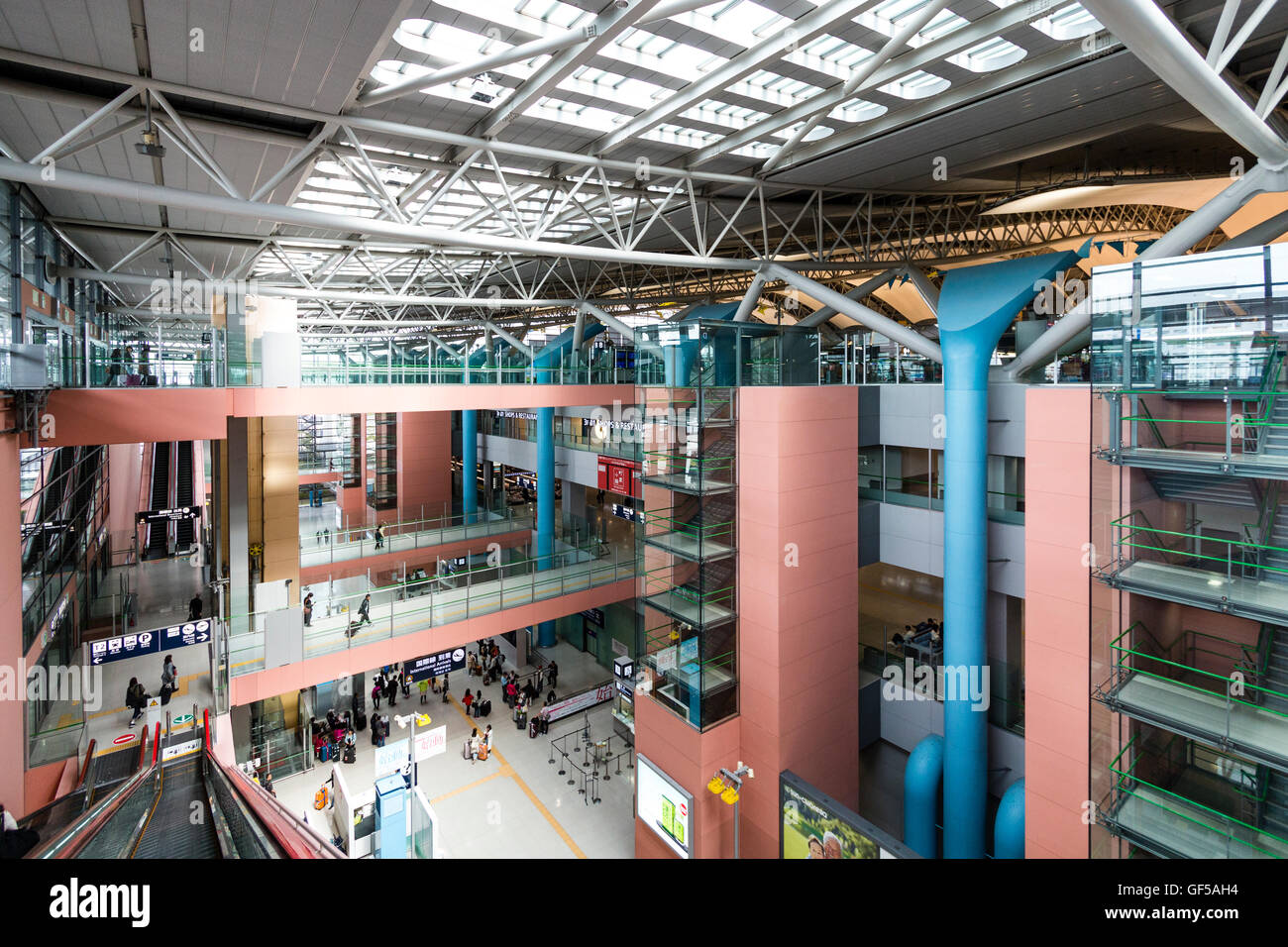 Japan, Flughafen Kansai KIX. Terminal Interieur. 4. Etage. Allgemeine Ansicht zusammen mit Verbindungsbrücke Gehwege 2. und 4. Abfahrt Böden und Dach. Stockfoto