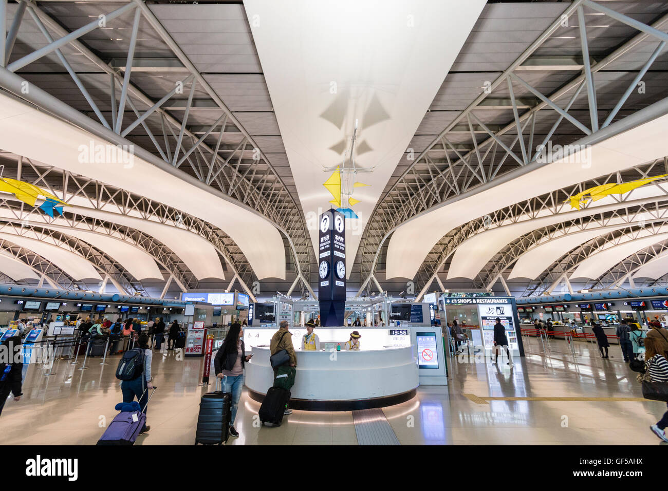 Japan, Kansai Airport, KIX. Interieur von Terminal 1. International check-in. Bemannte Information Counter in der Mitte, Check in-Schalter auf beiden Seiten. Stockfoto