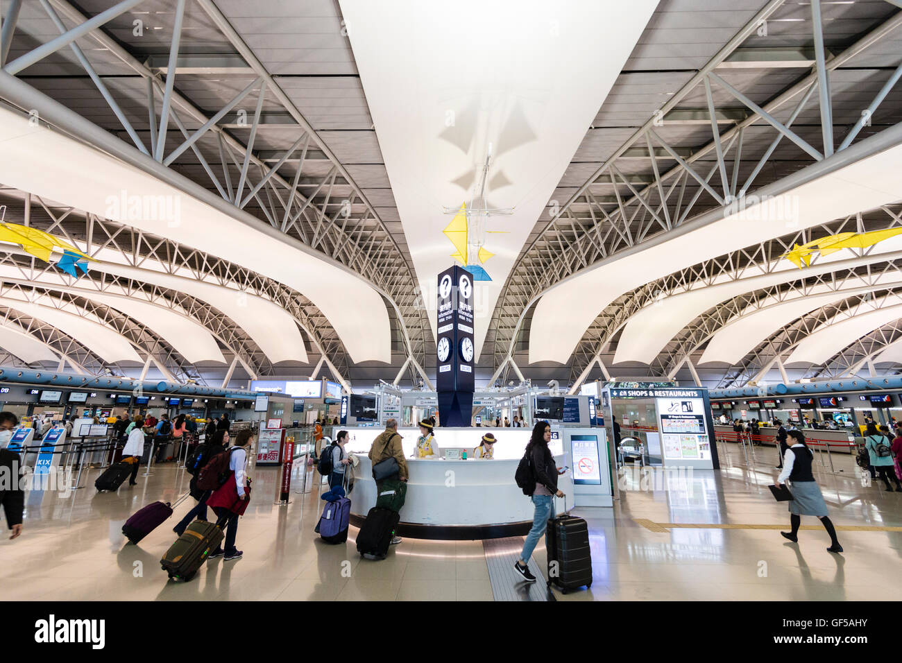 Japan, Kansai Airport, KIX. Interieur von Terminal 1. International check-in. Bemannte Information Counter in der Mitte, Check in-Schalter auf beiden Seiten. Stockfoto