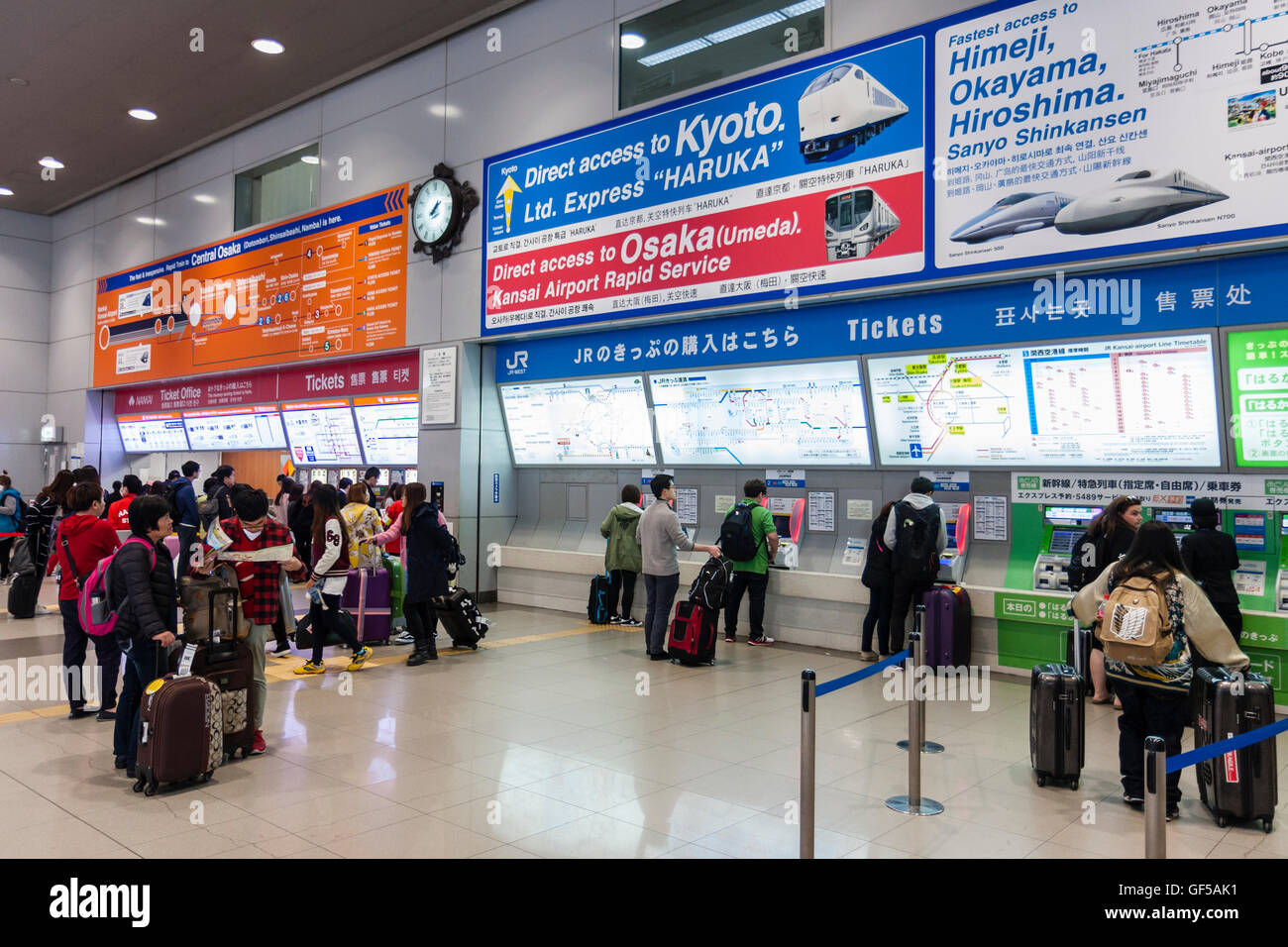 Japan, Kansai Airport, KIX. Innenraum der Aeroplaze Railway Transport Hub. Japanische und Nankai Railways ticket Maschinen voll mit Menschen. Stockfoto