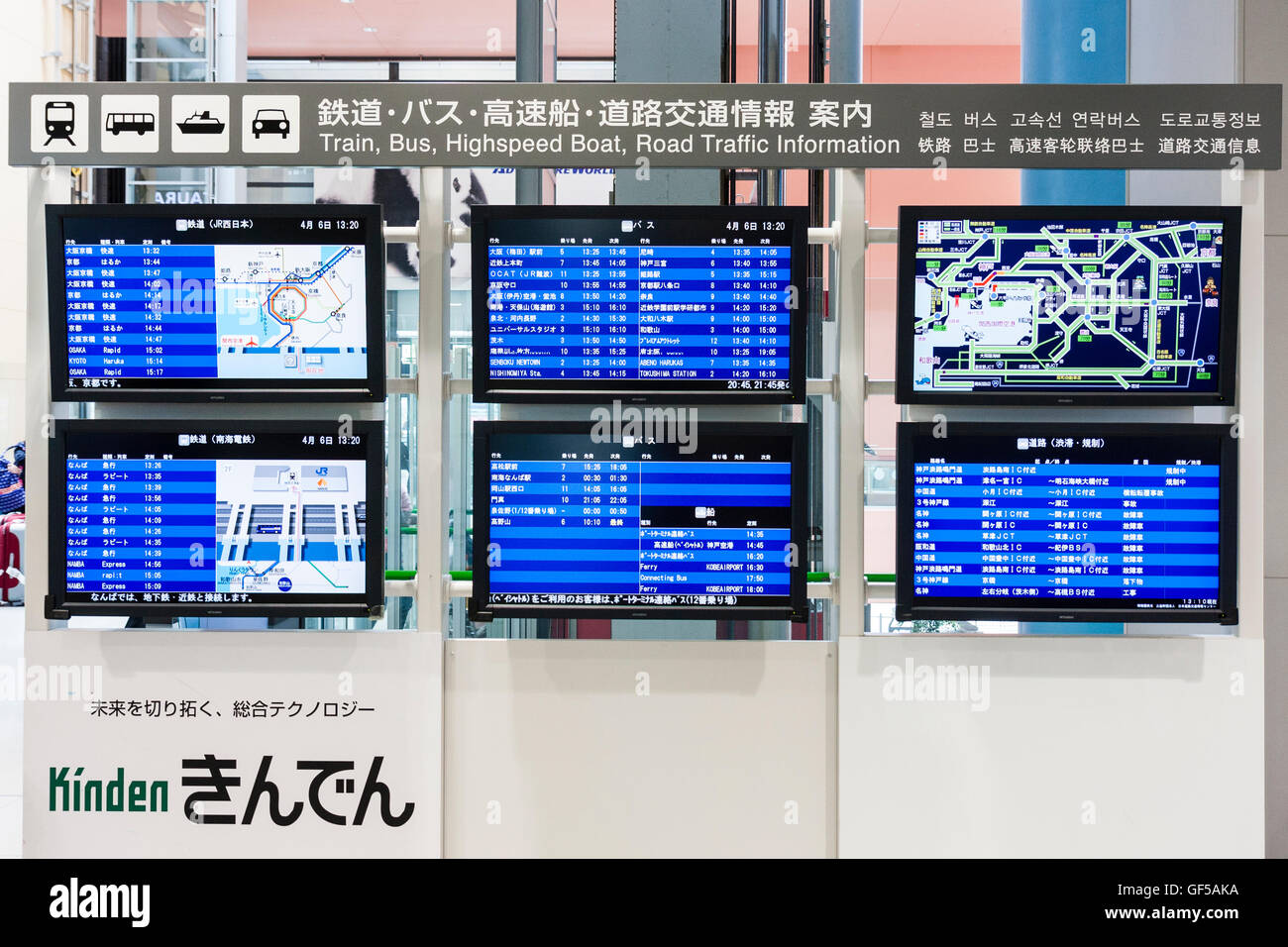 Japan, Kansai Airport, KIX. Interieur von Terminal 1. Der Check-in Halle. Bank von sechs Bildschirme für Bahn, Bus, Straße und Verkehr Informationen. Stockfoto