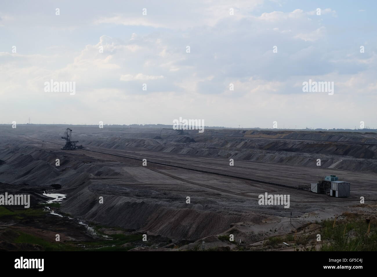 Kunst Retro-Arbeit Industri Himmel Wolken grau Stockfoto