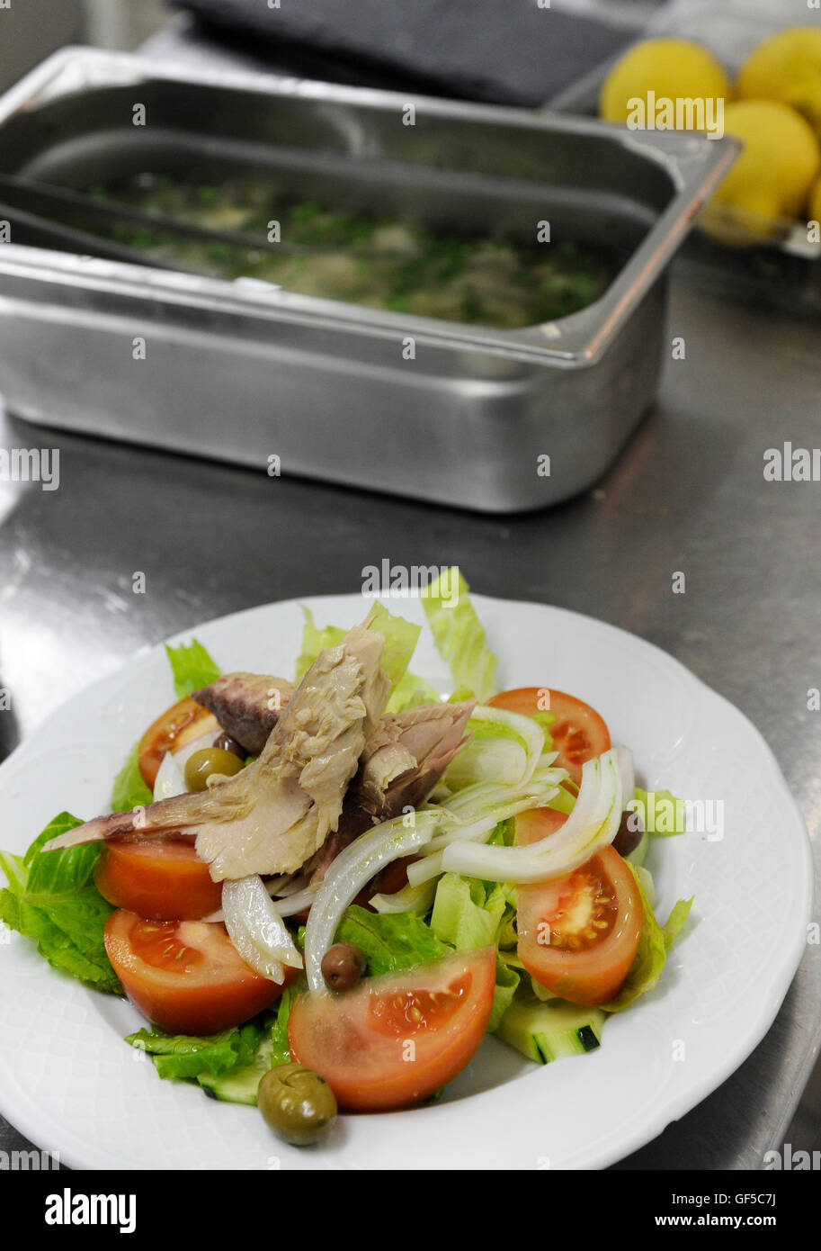 Schüssel mit einem mediterranen Salat auf Sideboard in Restaurantküche Stockfoto