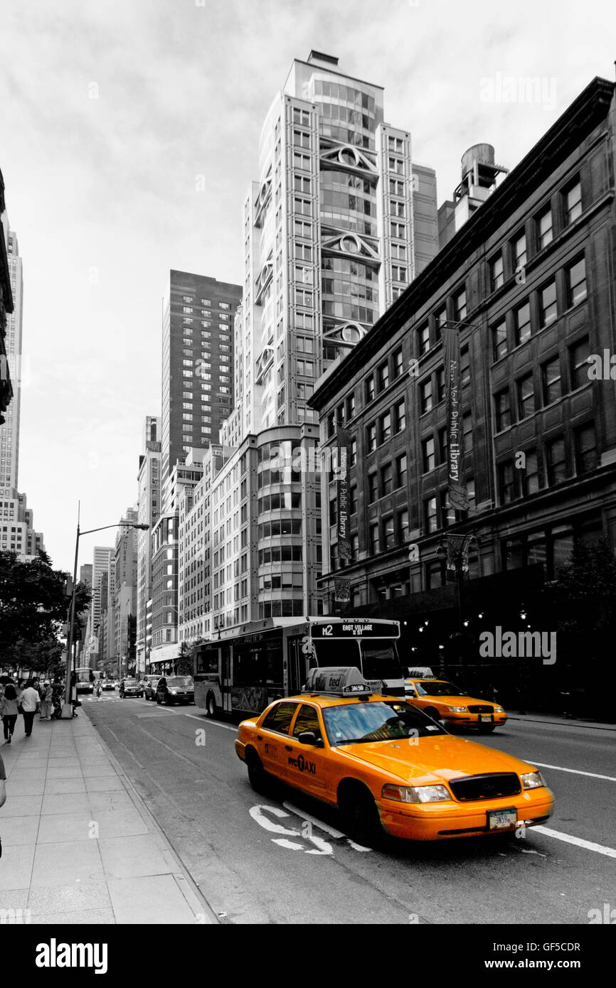 Manhattan Stadt Straßen mit gelben Taxi Taxi auf schwarzen und weißen Hintergrund Stockfoto
