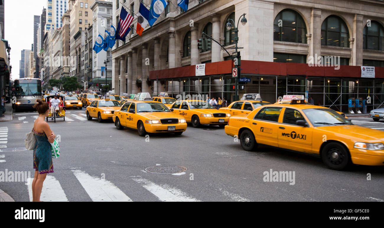 Manhattan Stadt Straßen mit gelben Taxi taxi Stockfoto