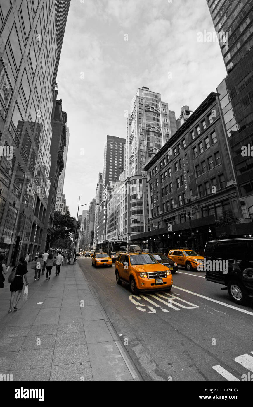 Manhattan Stadt Straßen mit gelben Taxi Taxi auf schwarzen und weißen Hintergrund Stockfoto
