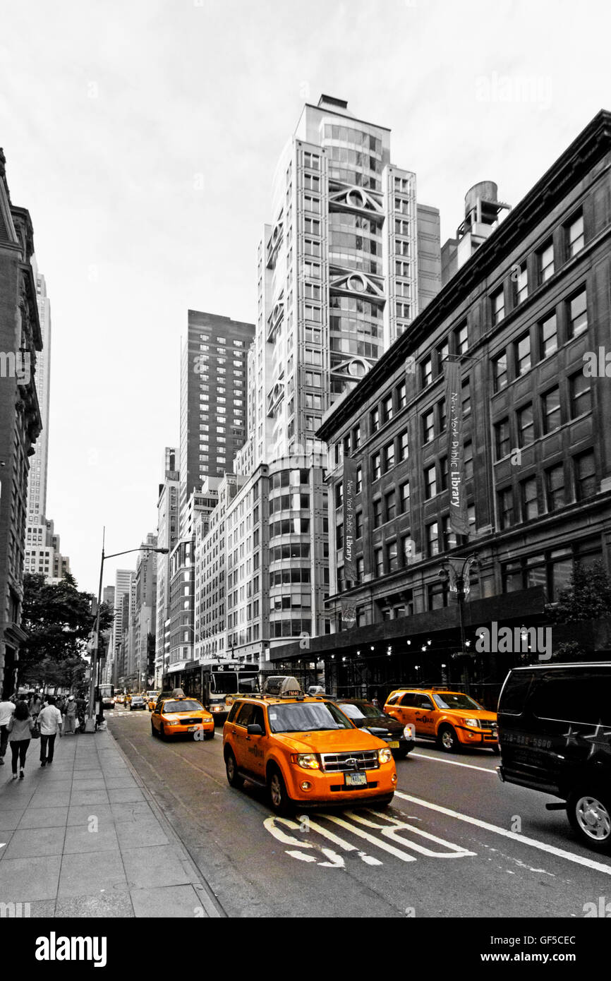 Manhattan Stadt Straßen mit gelben Taxi Taxi auf schwarzen und weißen Hintergrund Stockfoto