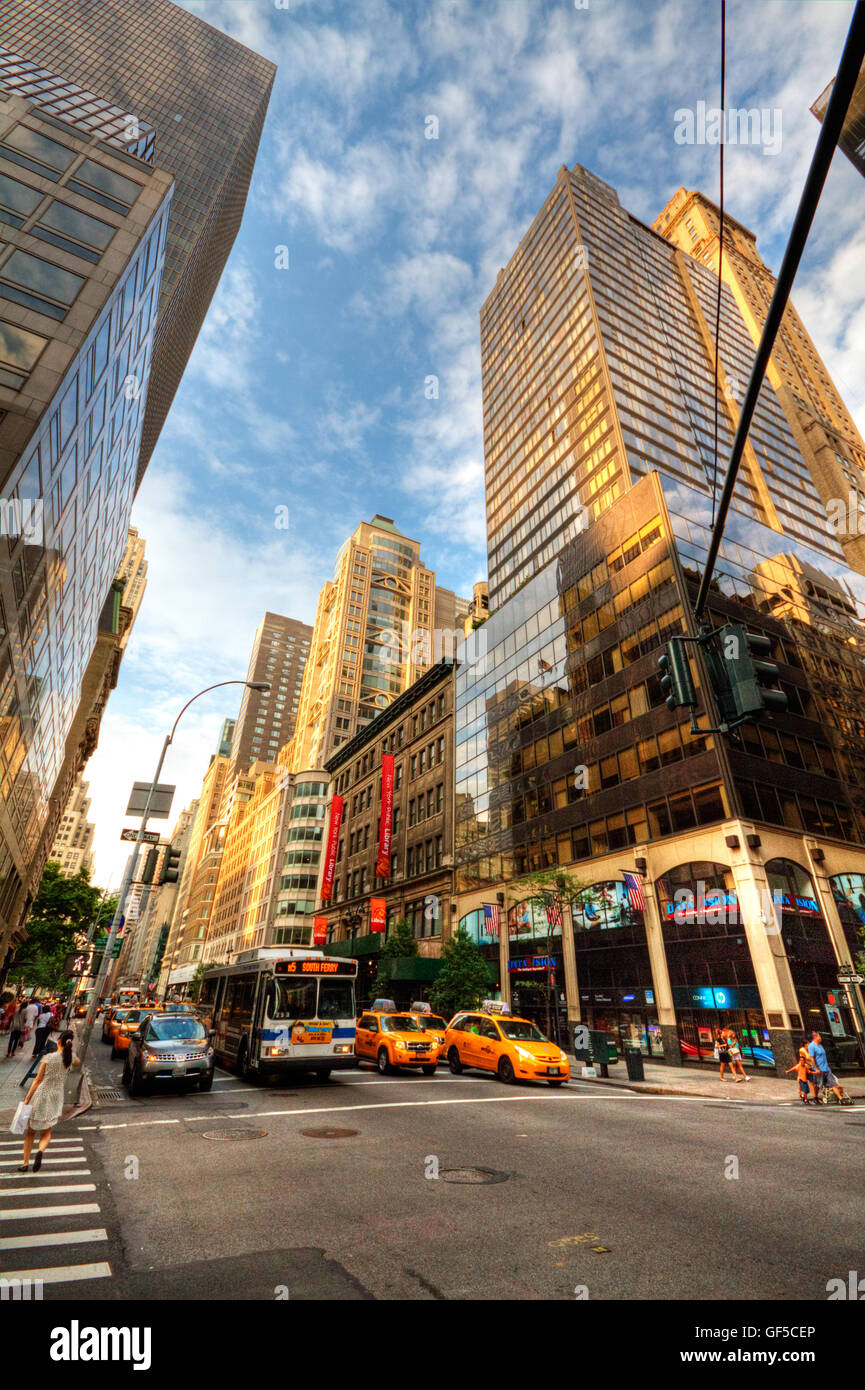 Manhattan Stadt Straßen mit gelben Taxi taxi Stockfoto