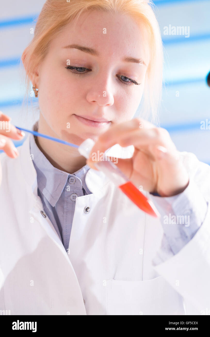 Techniker im Labor mit einer Pipette und Reagenzglas Stockfoto