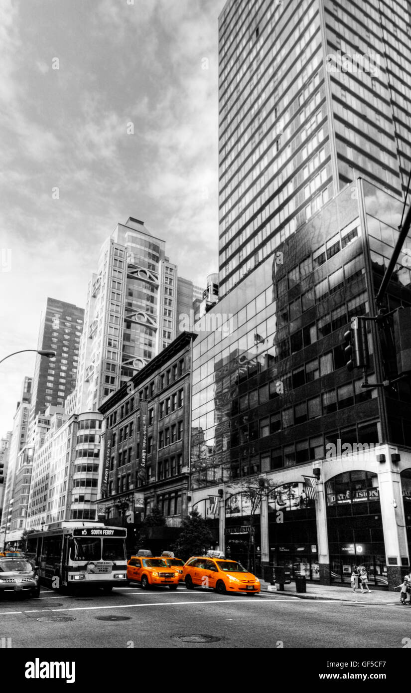 Manhattan Stadt Straßen mit gelben Taxi Taxi auf schwarzen und weißen Hintergrund Stockfoto