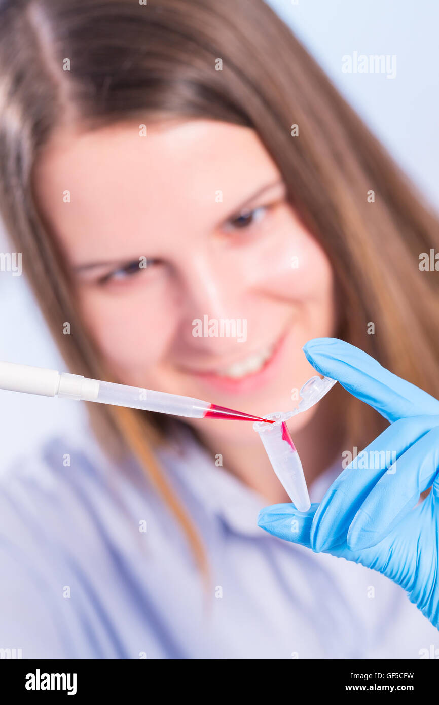Techniker im Labor mit einer Pipette und Reagenzglas Stockfoto